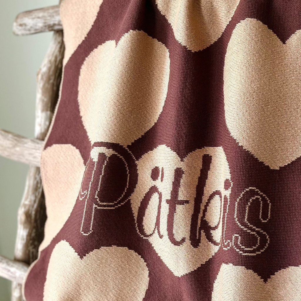 Personalized knitted blanket for a dog named Pätkis.